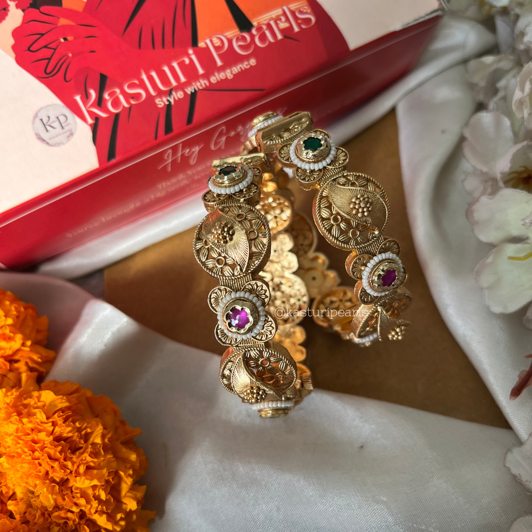 Jaanki Antique Rajwada Bangle set