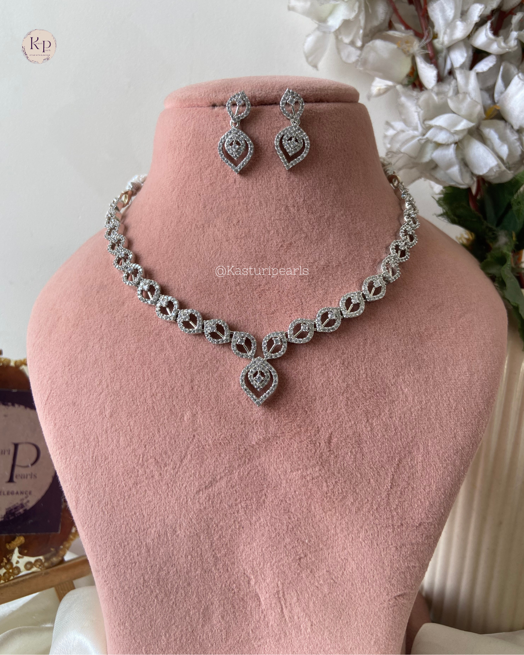 Urfi Ad Neckset