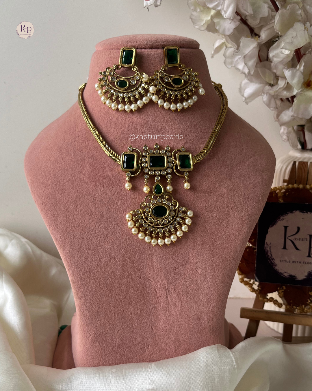 Aaisha Green Victorian antique short Neckset