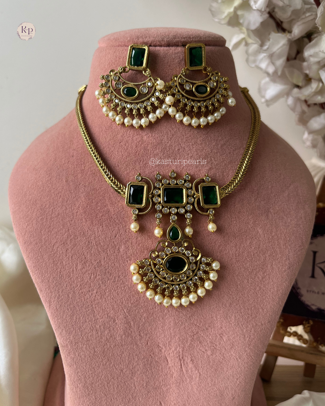 Aaisha Green Victorian antique short Neckset