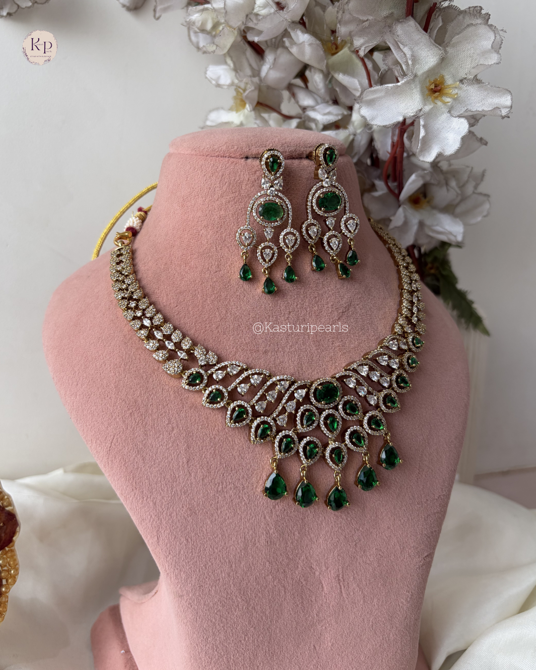 genelia Green Victorian Polish Neckset