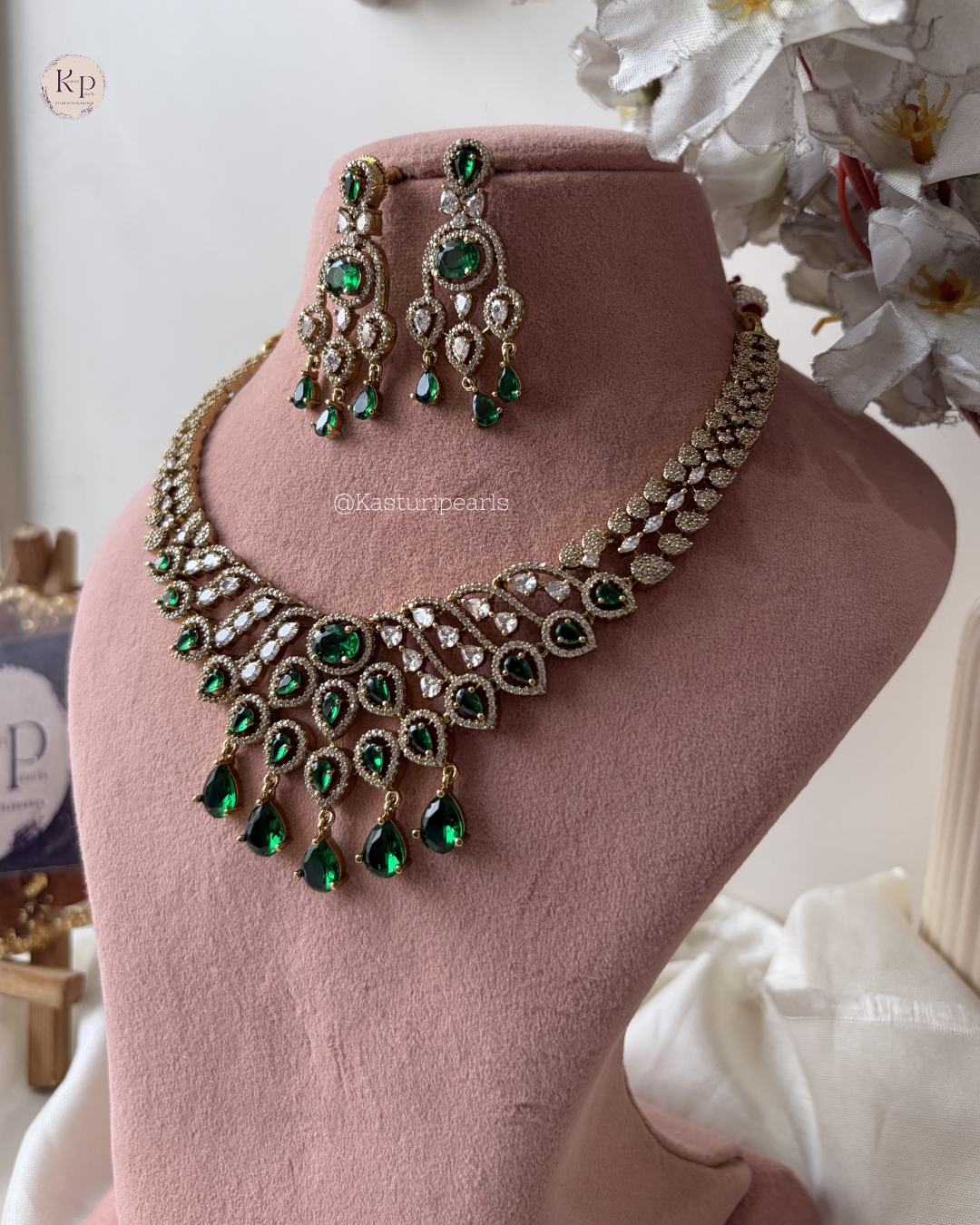 genelia Green Victorian Polish Neckset