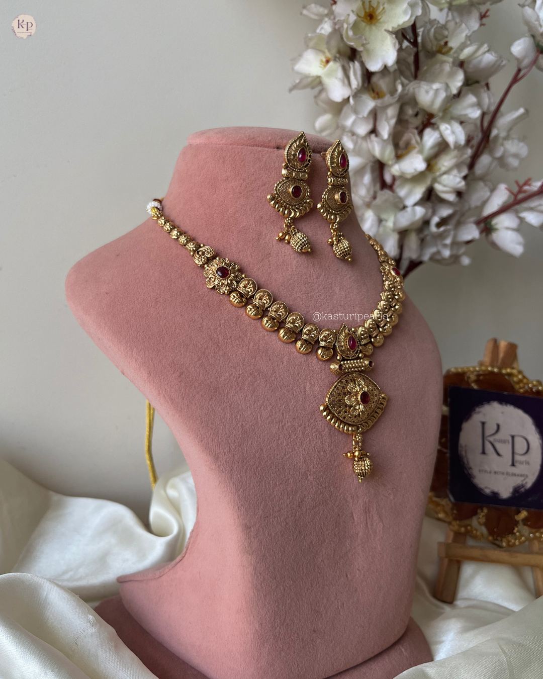 Kunika rajwada Neckset