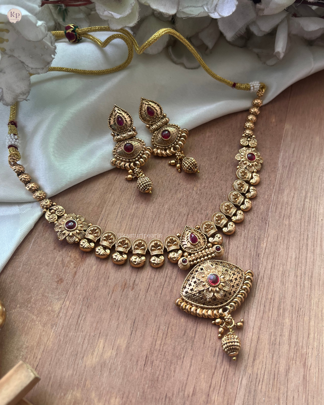 Kunika rajwada Neckset