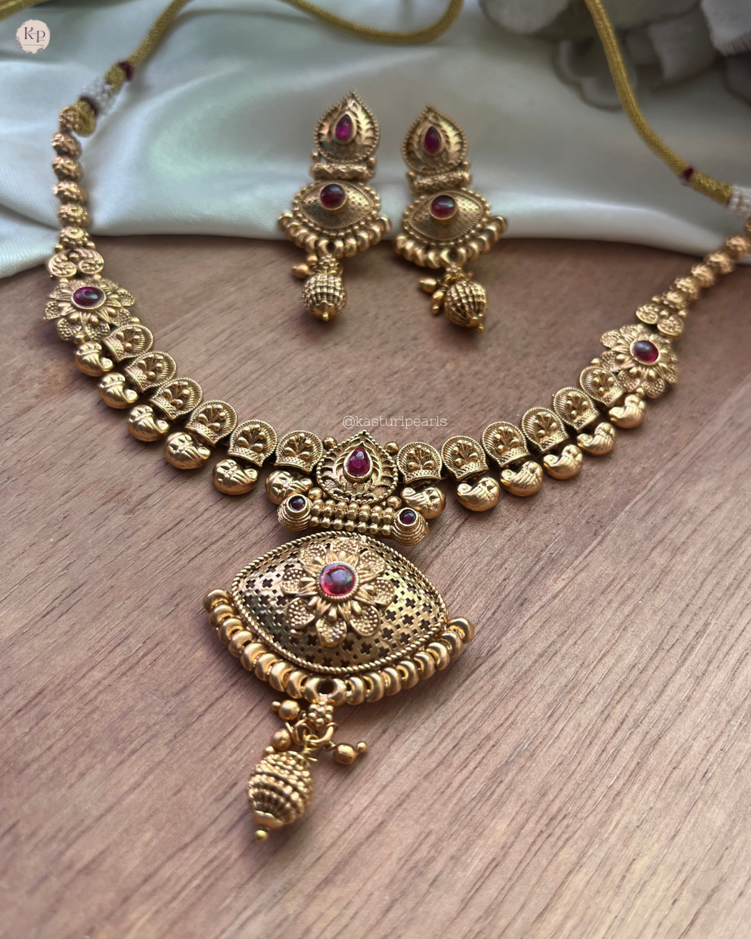 Kunika rajwada Neckset