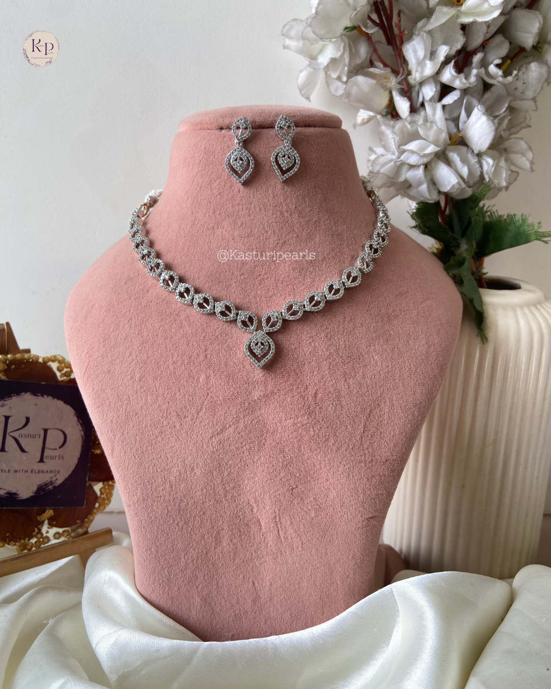 Urfi Ad Neckset