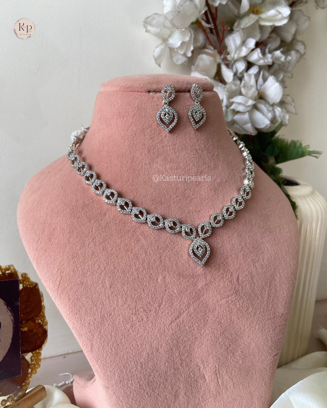 Urfi Ad Neckset